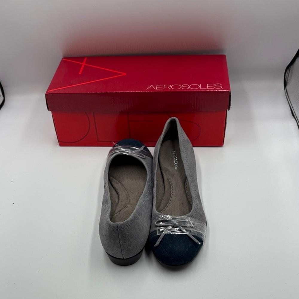 AEROSOLES Women's Gray and Navy Flats